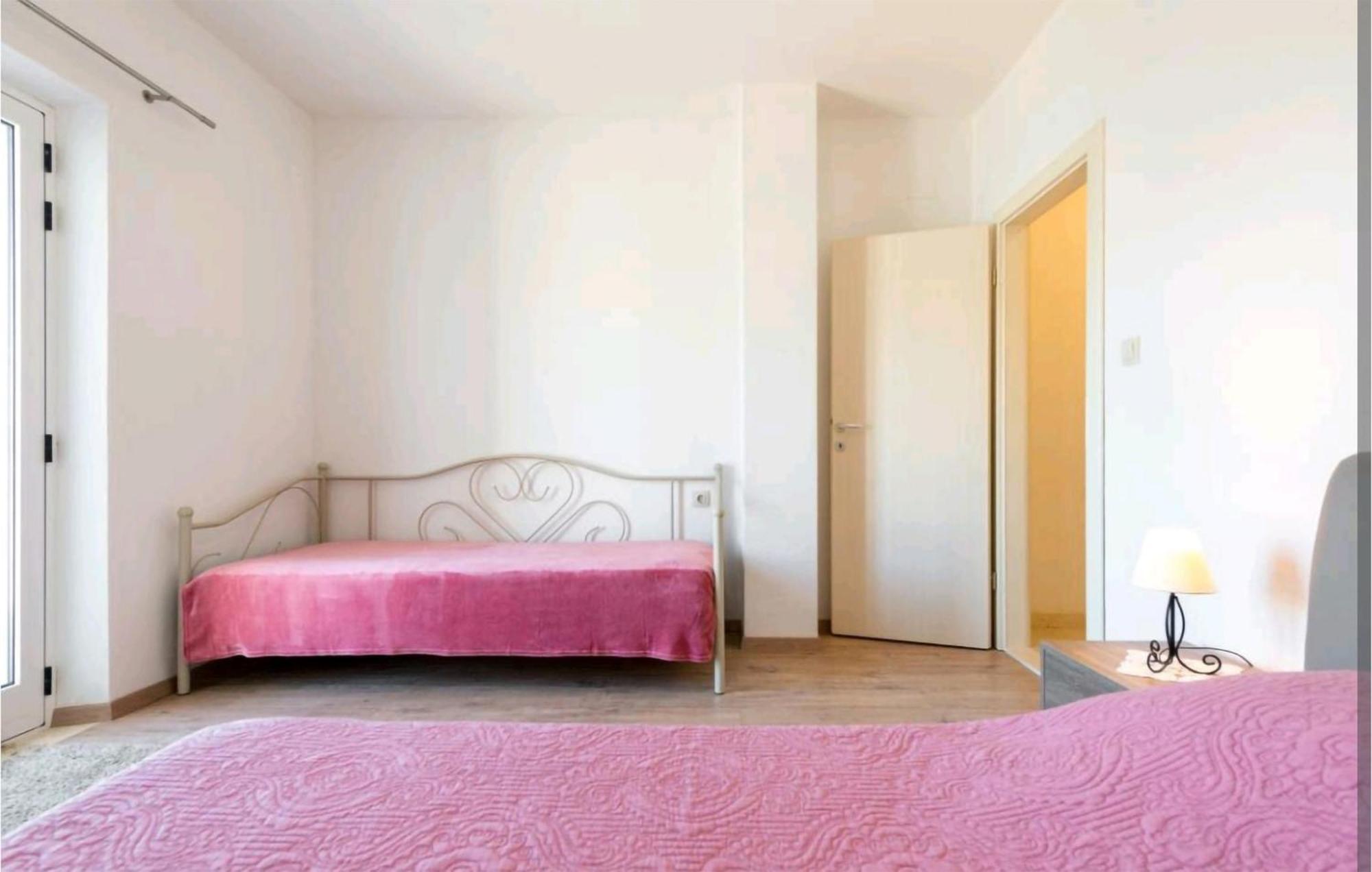 Amazing Apartment In Selca With Wifi Kültér fotó